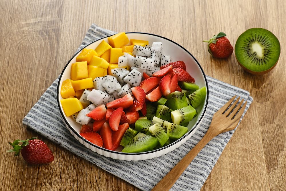 Imagem mostra uma salada de frutas