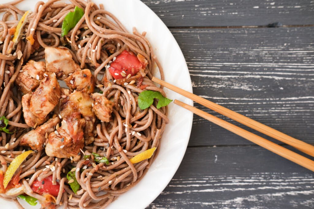 Imagem mostra o sobá que é um prato típico do mato grosso do sul que tem origem na comida japonesa