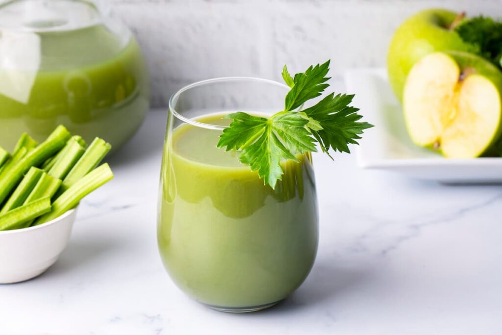 Imagem mostra suco verde com maçã.
