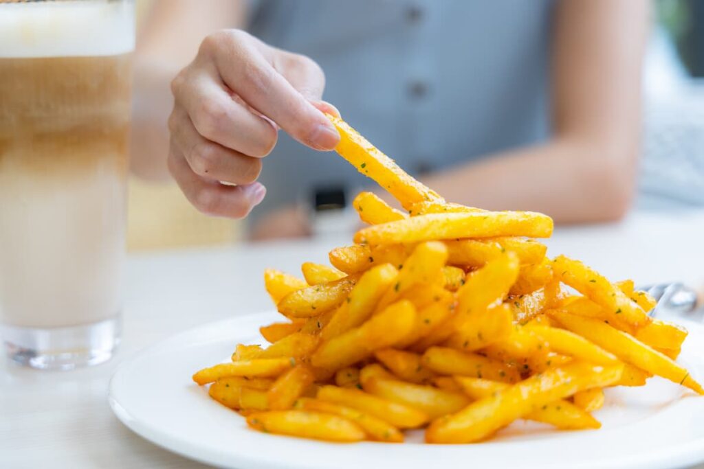 Imagem mostra batata frita sem óleo feita na airfryer.