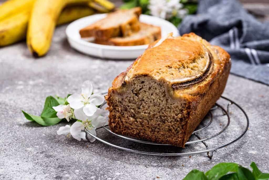 Imagem mostra um saboroso bolo de banana, perfeito para o café da manhã ou lancheda tarde.