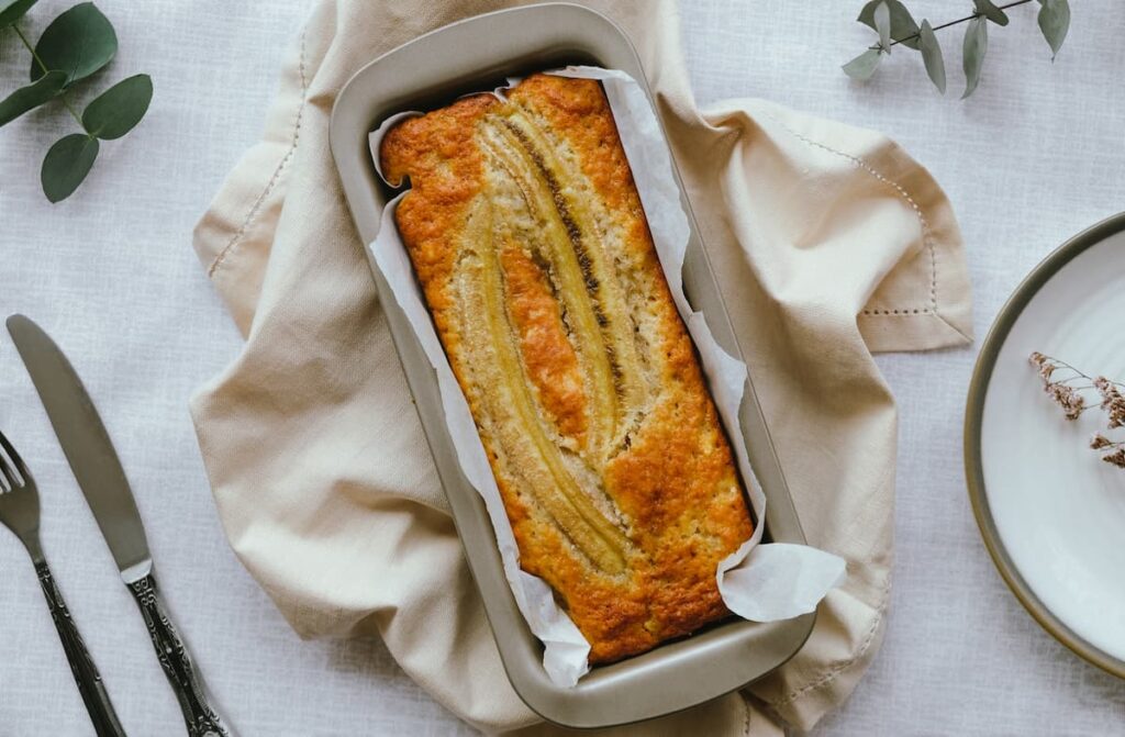 Imagem mostra um saboroso bolo de banana com aveia.