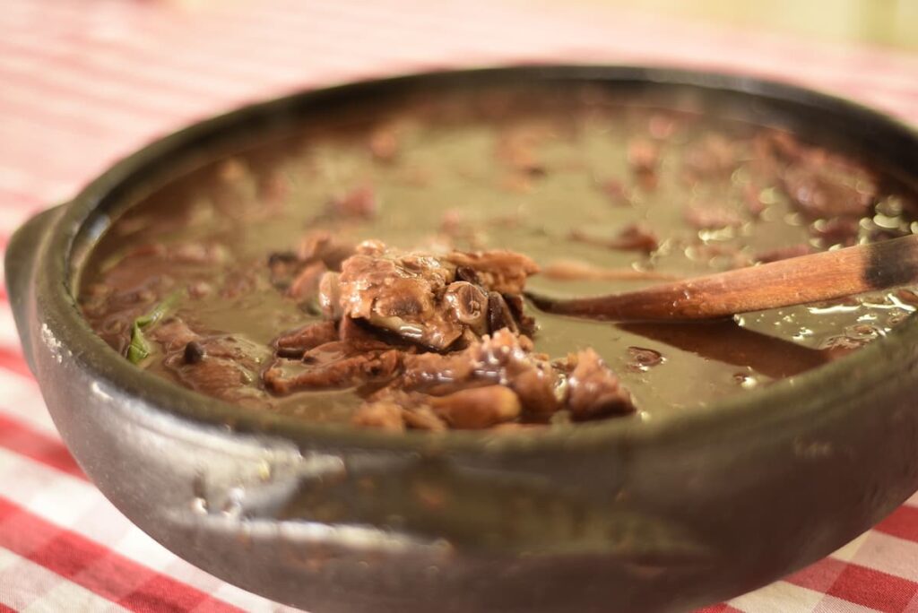 Imagem mostra uma saborosa feijoada prontinha para ser consumida.