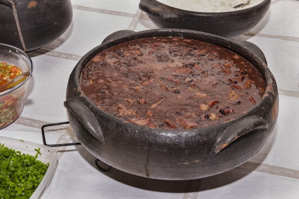 Imagem mostra um belíssimo buffet de feijoada a domicílio.