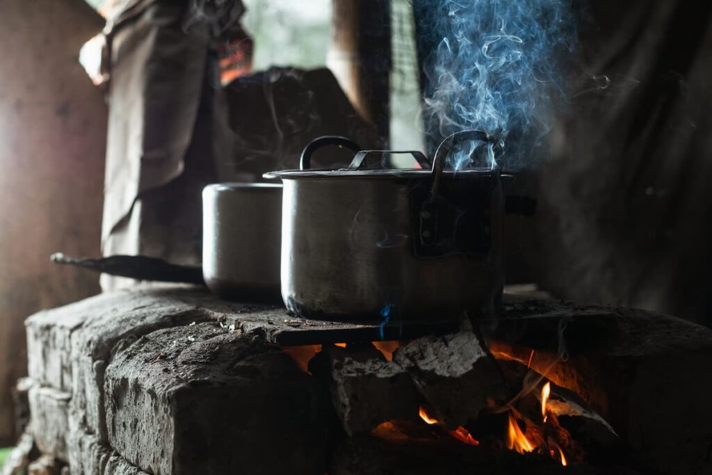 Imagem mostra panelas de ferro, uma das melhores panelas para cozinhar.