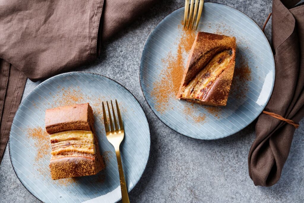 Imagem mostra um delicioso bolo de banana.