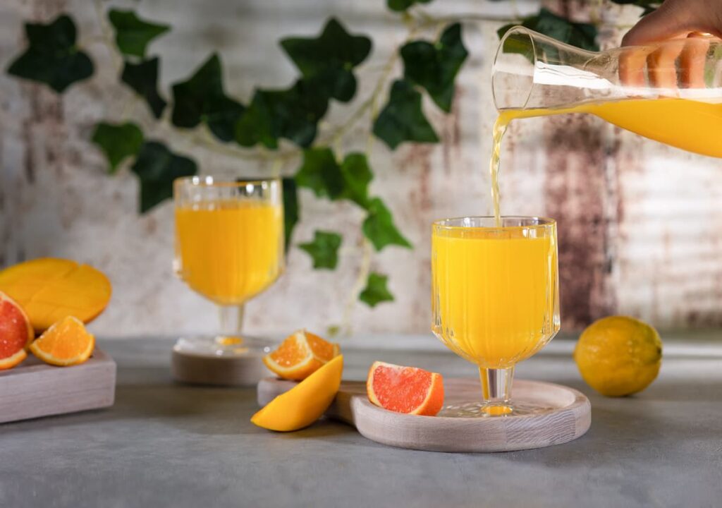 Imagem mostra suco refrescante de laranja.