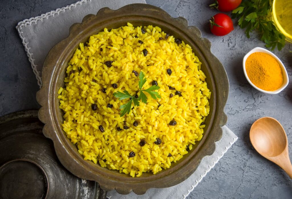 Imagem mostra arroz com cúrcuma, uma das saborosas comidas com a letra A.