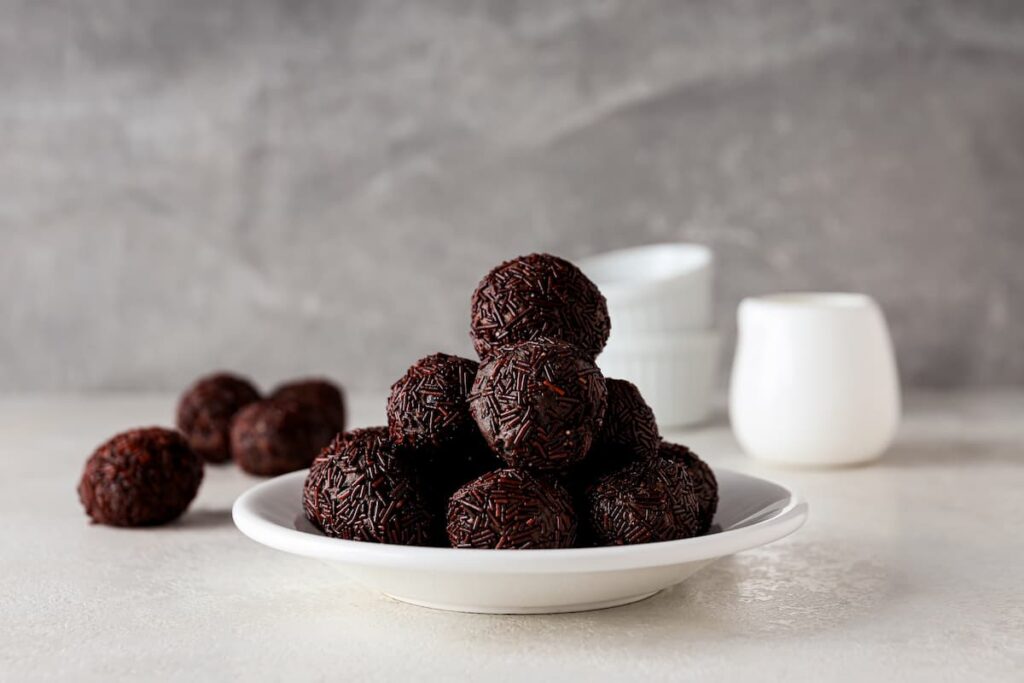 Imagem mostra brigadeiro uma das deliciosas comidas com a letra B.