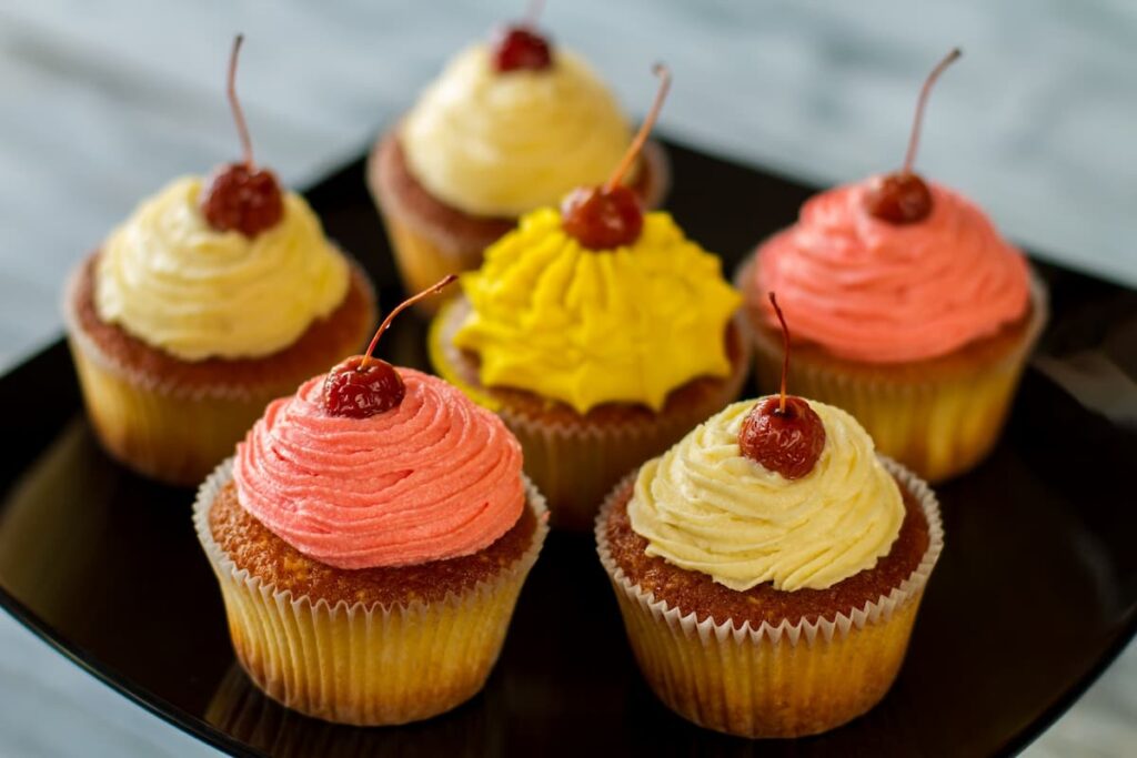 Imagem mostra deliciosos cupcakes.