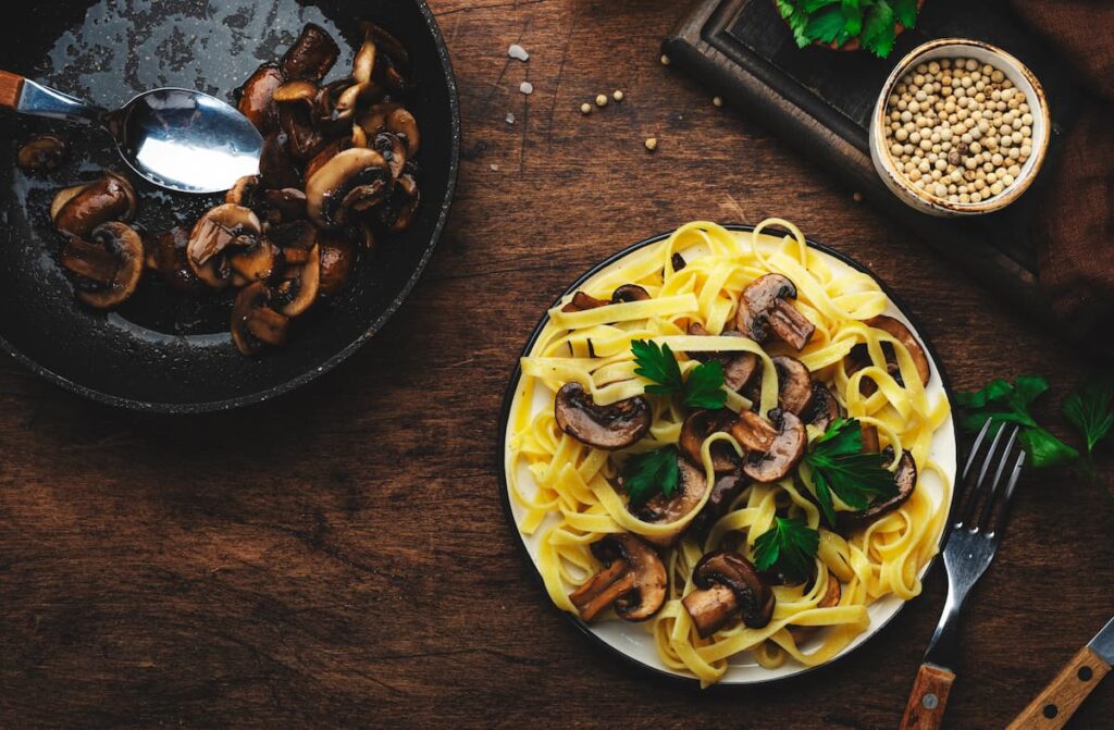 Imagem mostra prato italiano ao molho de cogumelo.