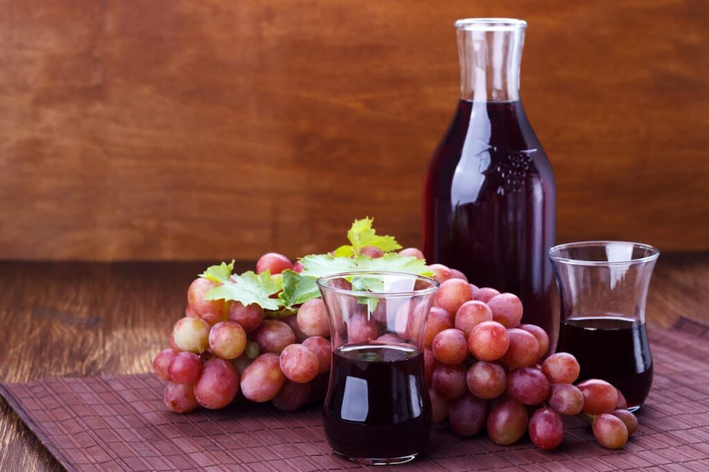 Imagem mostra um saboroso e refrescante suco de uva.