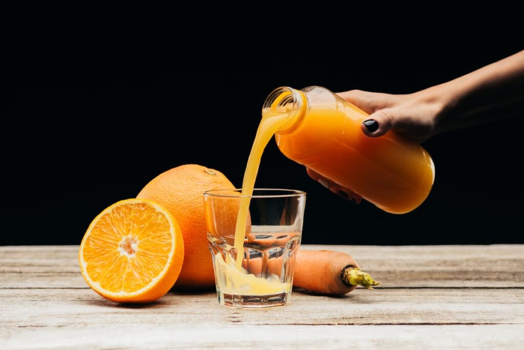 Imagem mostra um saboroso suco de laranja com cenoura.