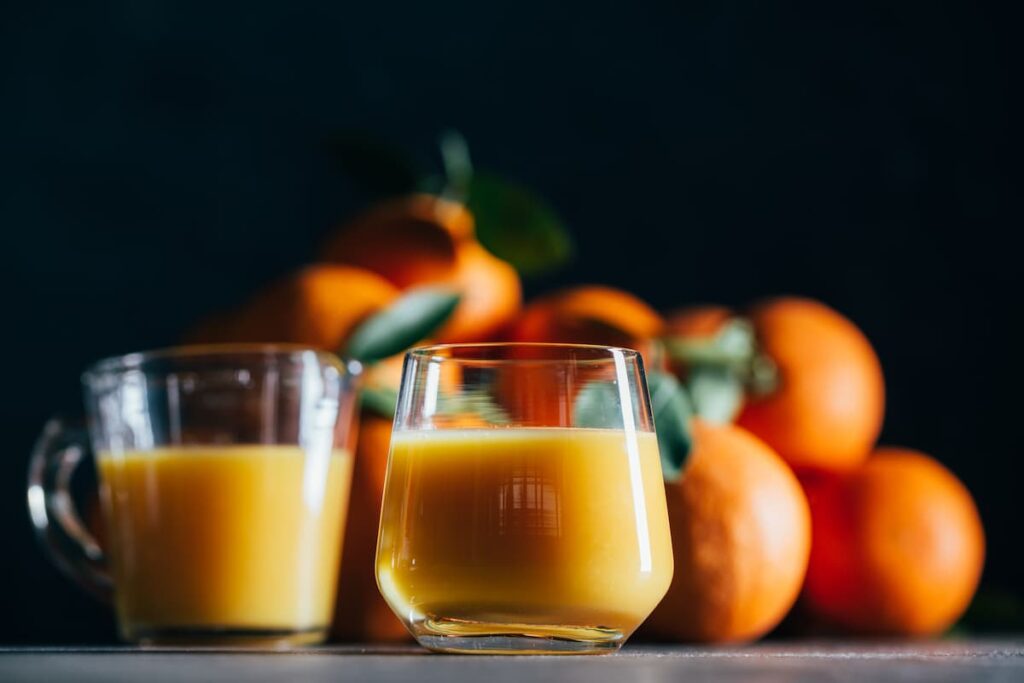 Imagem  mostra suco natural e refrescante de laranja.