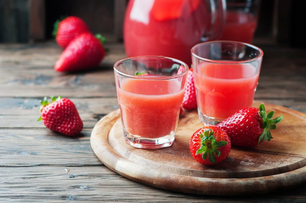 Imagem mostra suco de morango refrescante e muito saboroso.