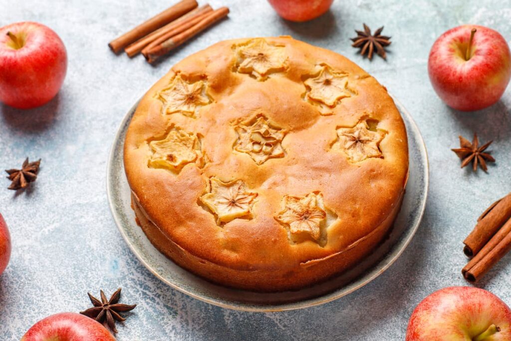 Imagem mostra um saboroso e nutritivo bolo de maçã.