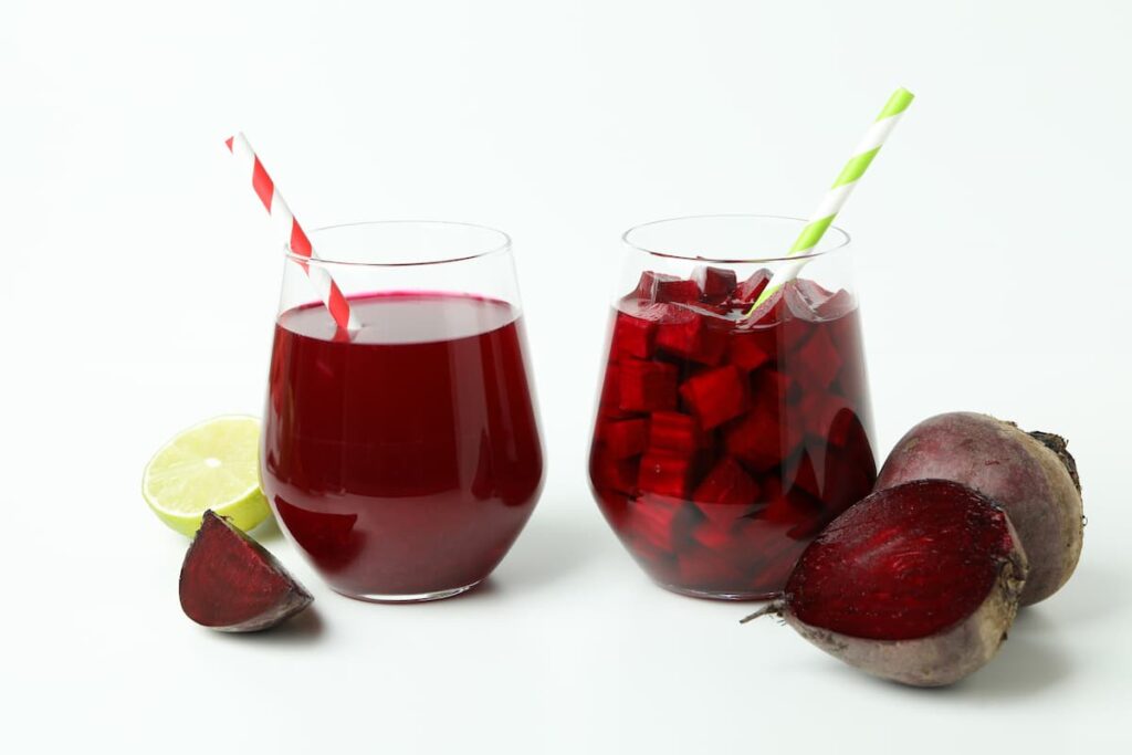 Imagem mostra um delicioso suco rápido de limão com beterraba.