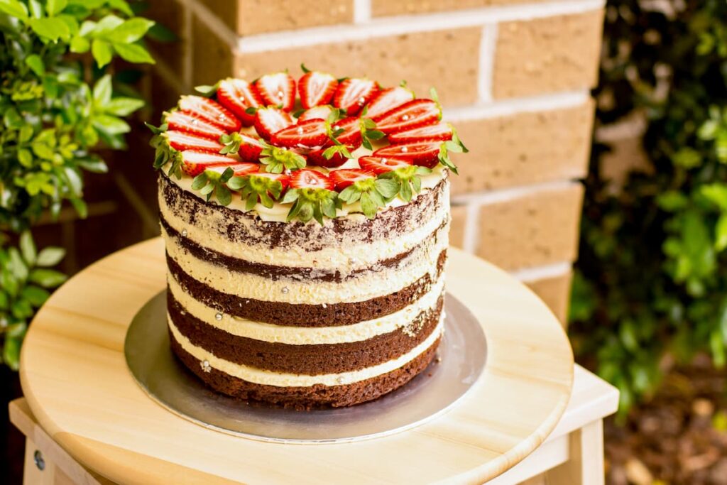 Imagem mostra bolo em camadas de morango com chocolate.