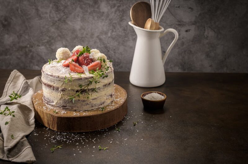 Naked Cake de creme de avelã com morango