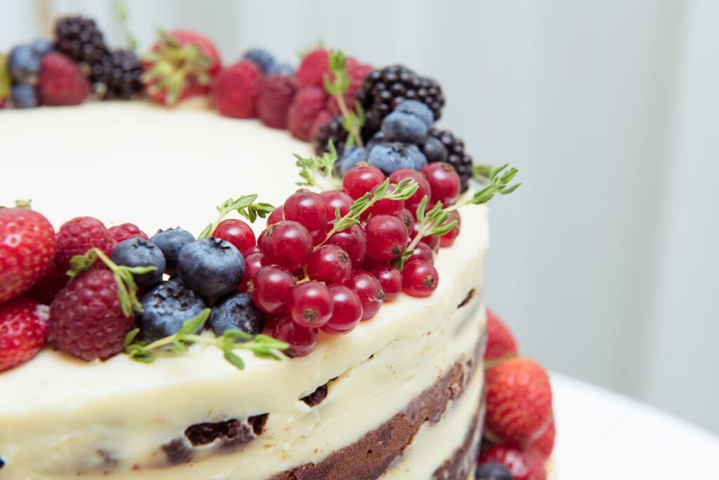 Imagem mostra um delicioso Naked Cake de frutas vermelhas.