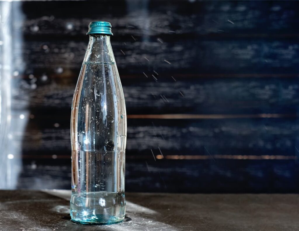 Imagem mostra garrafa d'água, uma das melhores bebidas para levar em viagem.