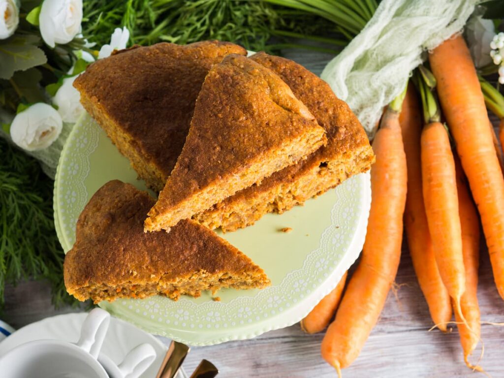 Imagem mostra pedaços de bolo de cenoura sem glúten.