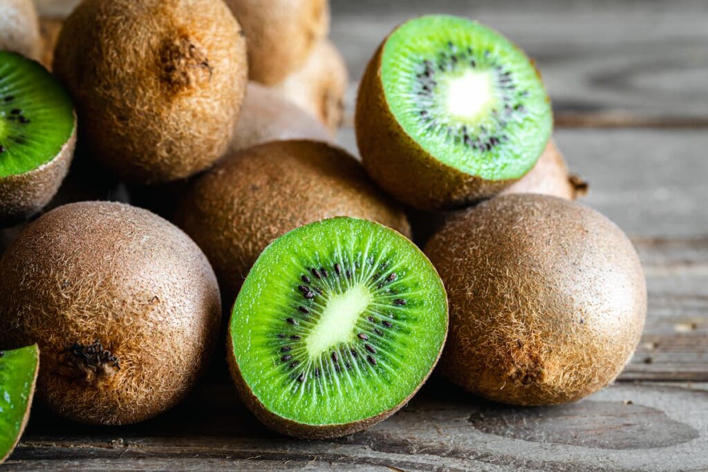 Imagem mostra kiwis frescos, uma das frutas com menos açúcar para incluir na dieta.