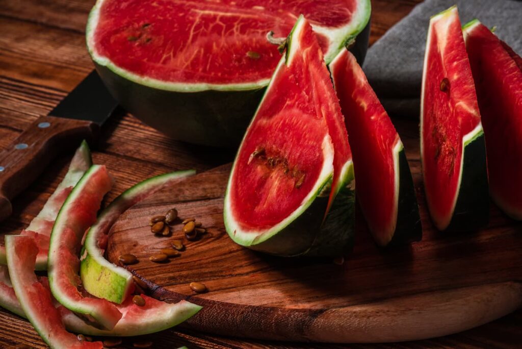 Imagem mostra pedaços de melancia, uma das frutas com menos açúcar para incluir na dieta.