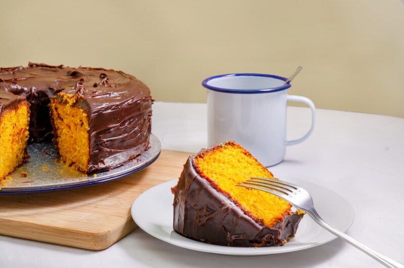 Bolo de cenoura com cobertura de chocolate