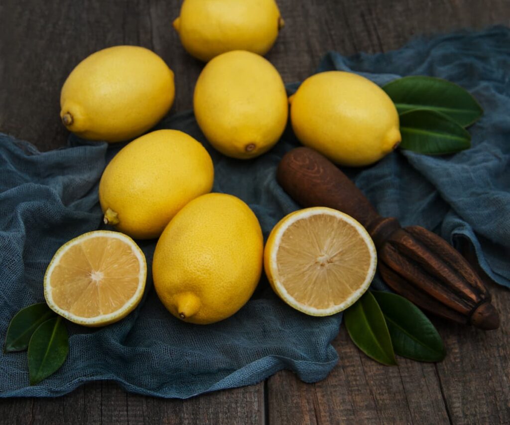 Imagem mostra limões frescos cortados. São muitos os benefícios do suco de limão para a saúde do corpo humano.