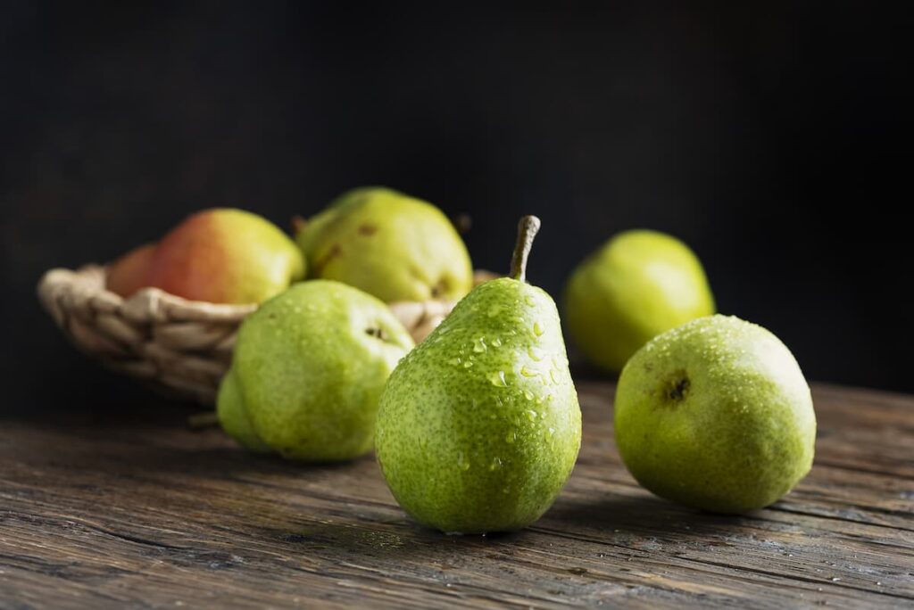 Imagem mostra peras fresquinhas, uma das frutas mais nutritivas para alimentação.