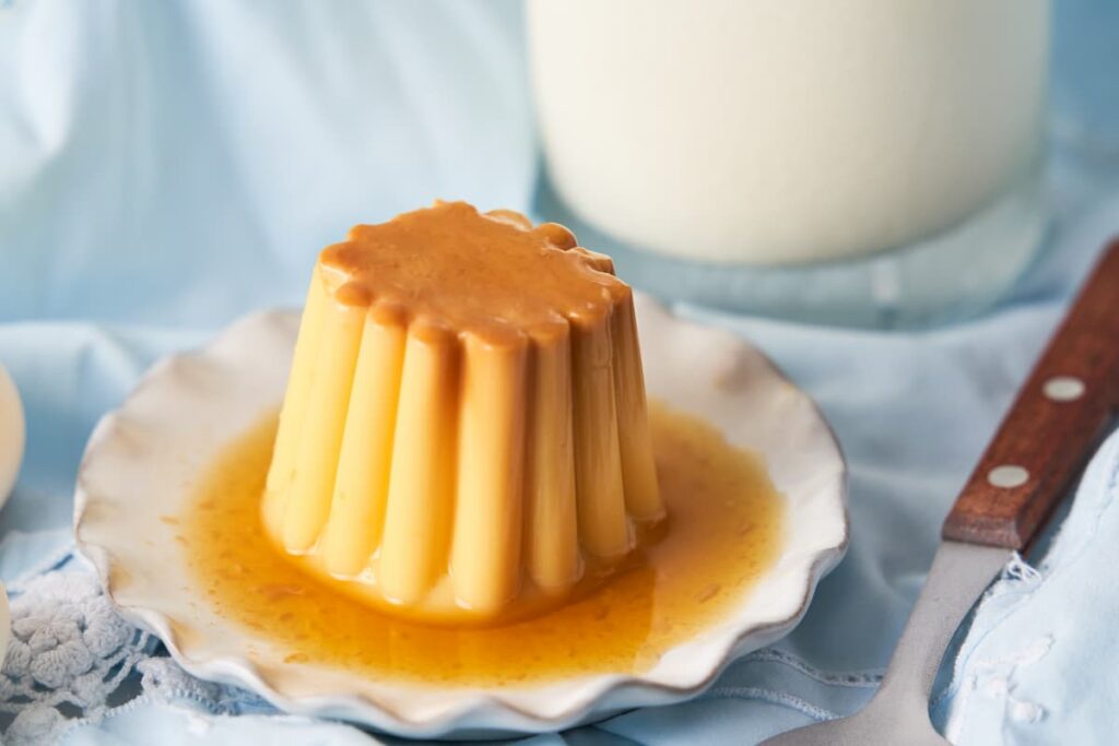 Imagem mostra um delicioso pudim de deite condensado, uma das sobremesas de natal favoritas.