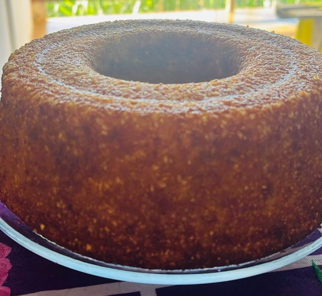 Imagem mostra um saboroso bolo de flocão de milho.