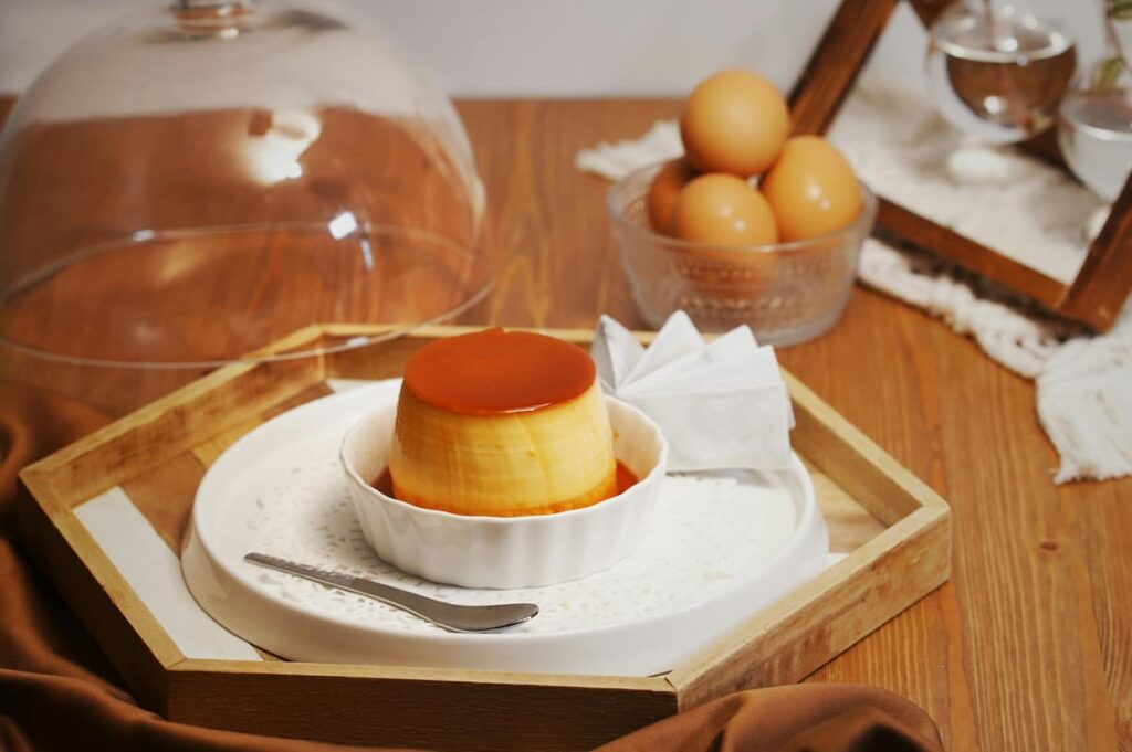 Imagem mostra um tradicional pudim de leite condensado.