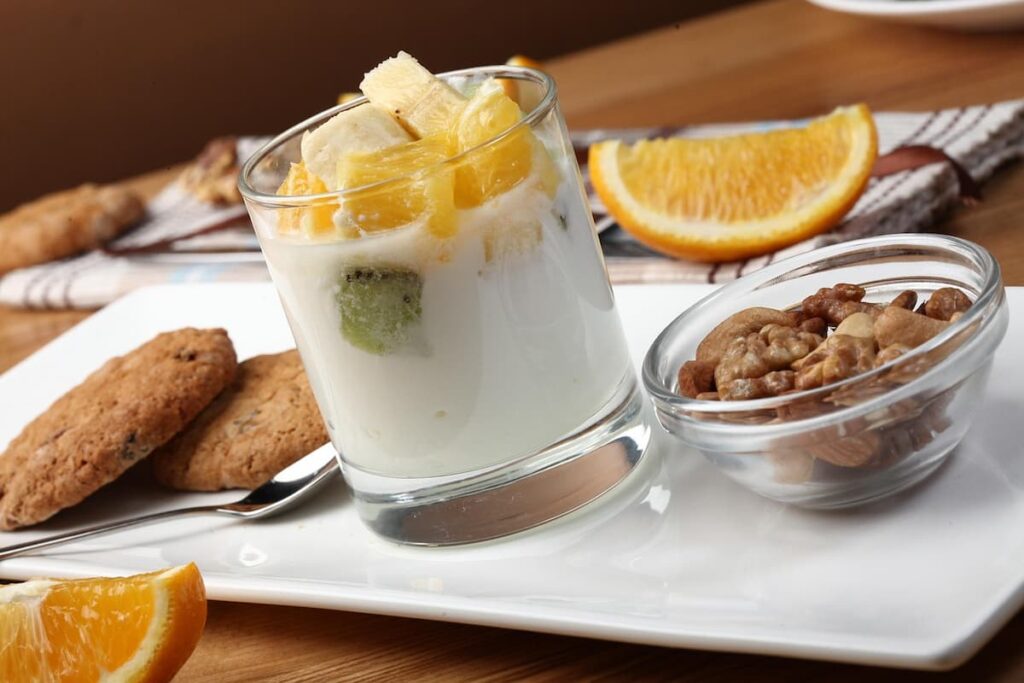 Imagem mostra iogurte integral com fruta, uma opção perfeita para um delicioso café da manhã saudável.