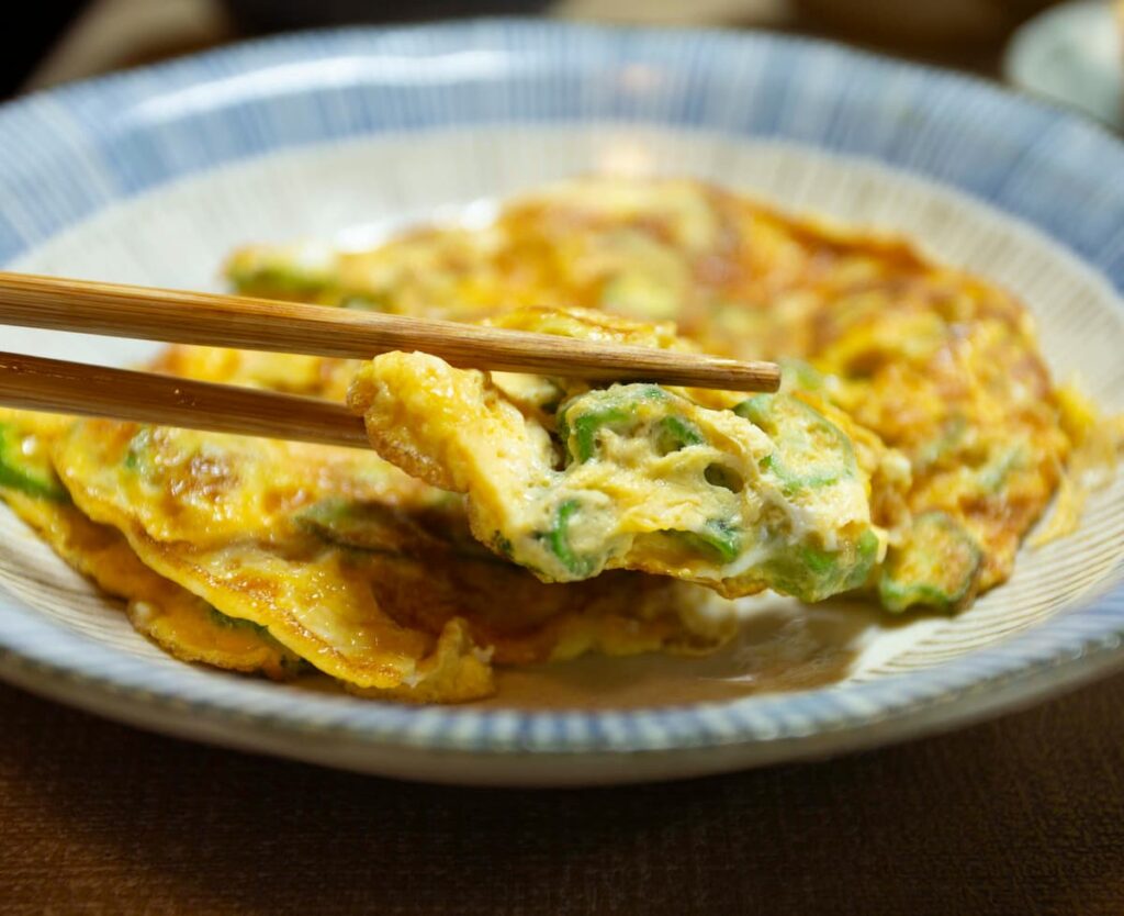 Imagem mostra omelete de frango com legumes, uma das melhores ideias para o café da manhã saudável.