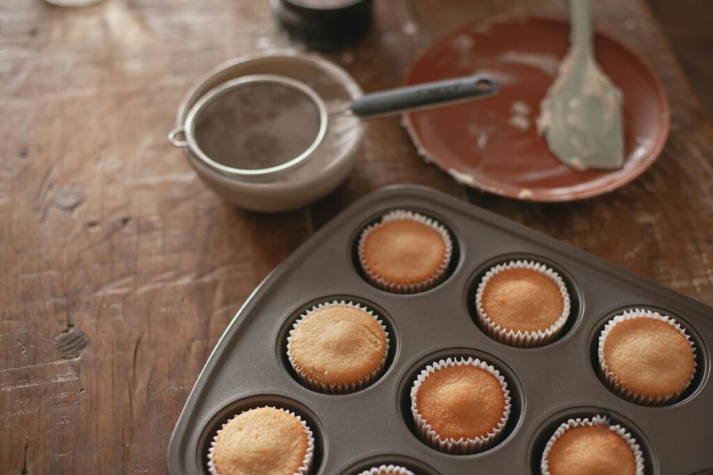 Imagem mostra forma de cupcake simples saindo do forno.