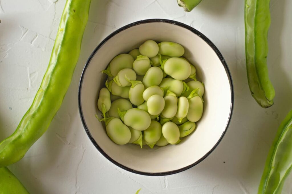Imagem mostra vazilha com fava.