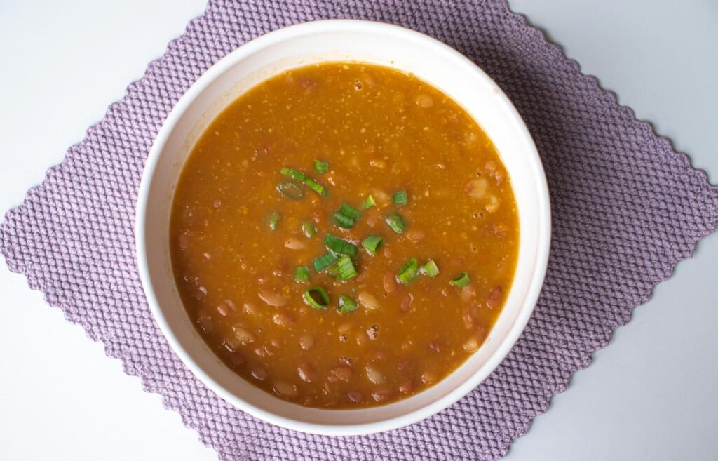 Imagem mostra feijção cozido uma das leguminosas ricas em proteínas e perfeitas para controlar a fome.