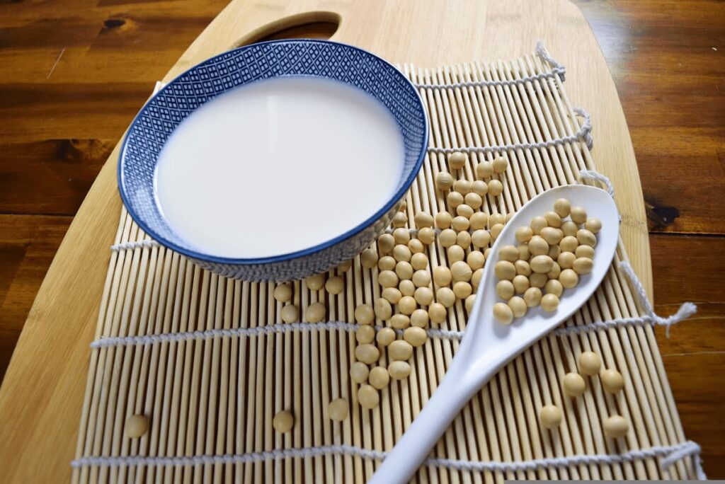 Imagem mostra leite de soja, uma das leguminosas ricas em proteínas e perfeita para saciar a fome.