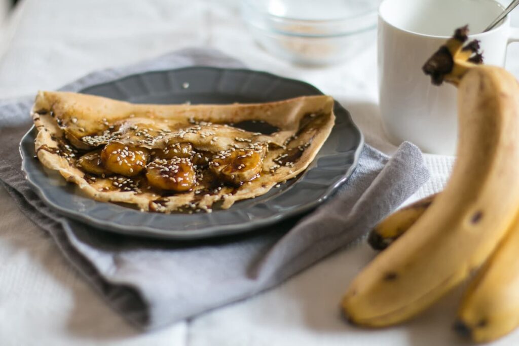 Imagem mostra panqueca de Banana com mel.