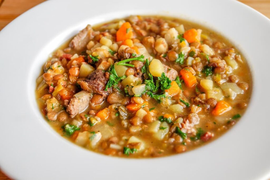 Imagem mostra sopa de lentilha, um a das leguminosas ricas em proteínas.