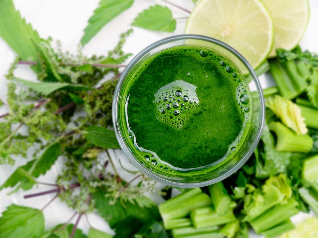Imagem mostra suco verde detox tradicional.