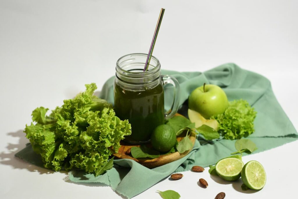 Imagem mostra suco verde detox para emagrecer.