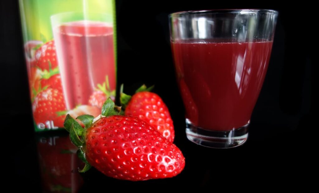 Imagem mostra um delicioso suco de frutas vermelhas.