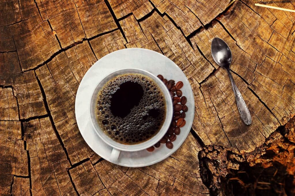 Imagem mostra xícara de café, um dos principais alimentos para aproveitar os benefícios da cafeína.