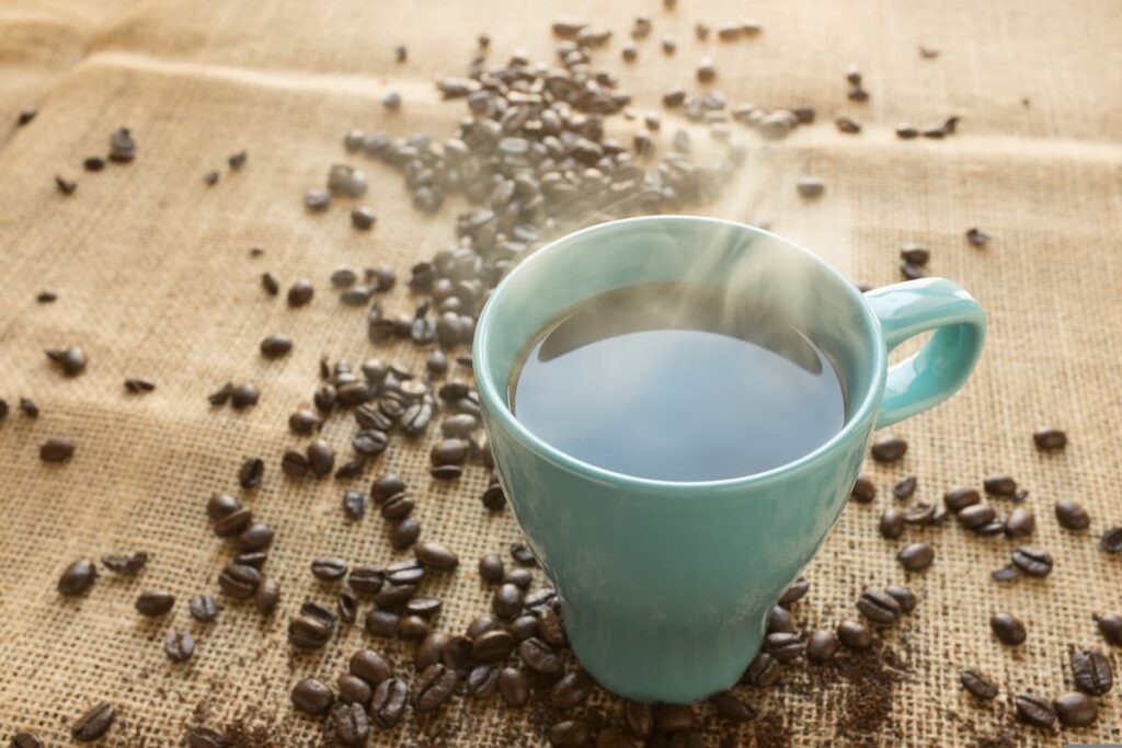 Imagem mostra xícara de café, um dos alimentos ricos em proteína.