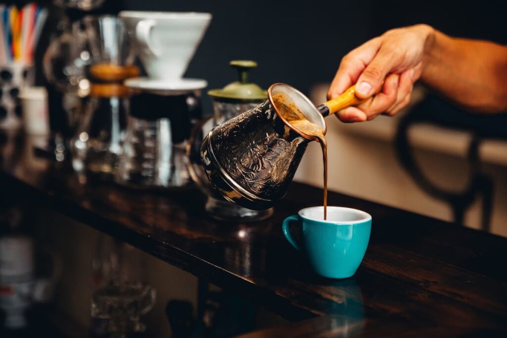 Imagem mostra café sendo servido.