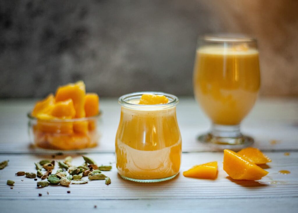 Imagem mostra suco natural de manga, uma bebida deliciosa, refrescante e muito sauddável.